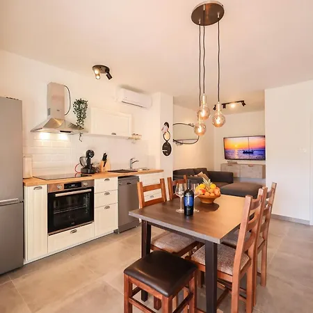 Old Road Apartment *