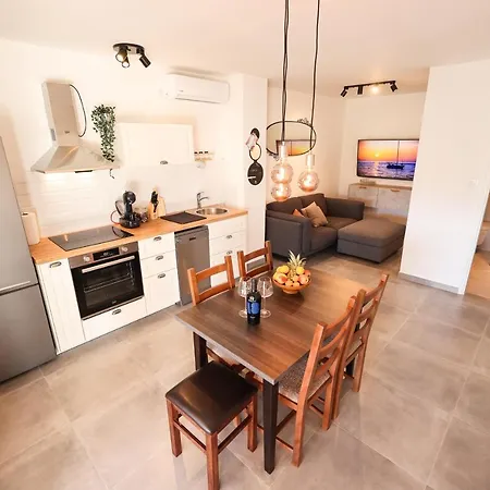 Old Road Apartment *