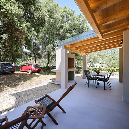 Old Road Apartment Vir