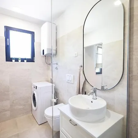 Old Road Apartment *