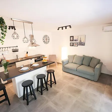 Old Road Apartment *